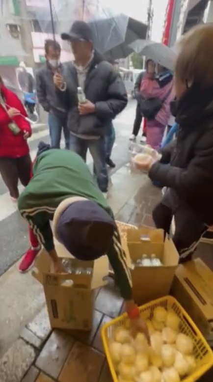 雨の日はおにぎりを配布